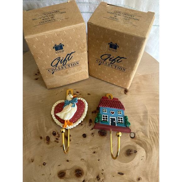 Vintage Avon Country Gift Collection Wall Hooks Goose and Cottage Set New In Box - Picture 1 of 4